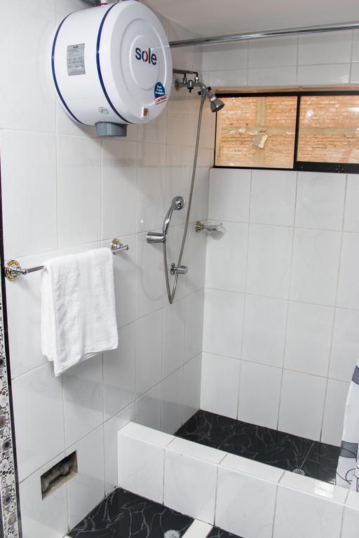 Hostal Santa Rosa Caraz Habitación foto